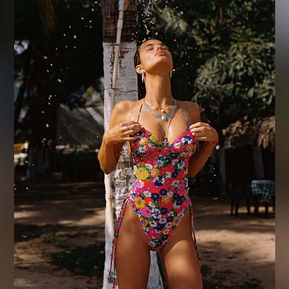 Vanessa Mooney (The Mia One-Piece Suit) 👙 🌸 💦 - Picture 3 of 5